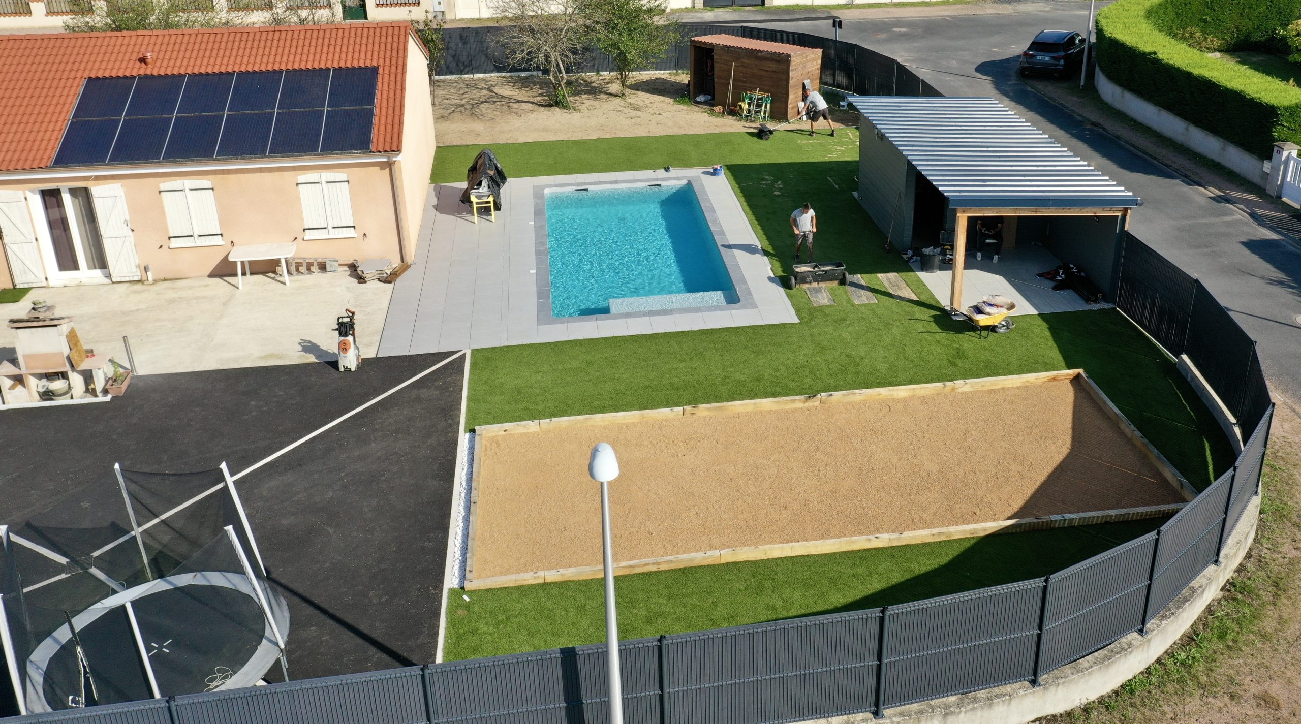 Pool Espace Création d’un espace piscine complet avec pool house, clôture et ...